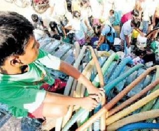 Not Latur, it is Delhi, Congress has stirred up the controversy with Kejriwal | लातूर नाही, ही आहे दिल्ली, काँग्रेसनं उडवली केजरीवालांची खिल्ली Not Latur, it is Delhi, Congress has stirred up the controversy with Kejriwal | लातूर नाही, ही आहे दिल्ली, काँग्रेसनं उडवली केजरीवालांची खिल्ली