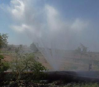 Wasting thousands of liters of water by washing the pipeline in Dhule | धुळ्यात पाईपलाईन फुटल्याने हजारो लीटर पाणी वाया Wasting thousands of liters of water by washing the pipeline in Dhule | धुळ्यात पाईपलाईन फुटल्याने हजारो लीटर पाणी वाया