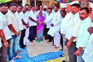 Financial aid to 'those' families | ‘त्या’ कुटुंबीयांना आर्थिक मदत