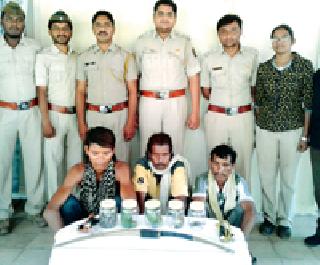 The hunter-gatherer militant in Kanhargaon forest protection | कन्हारगाव वनपरिक्षेत्रात शिकारी टोळी जेरबंद