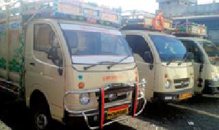 Capture five vehicles carrying 32 animals | ३२ जनावरे वाहून नेणारी पाच वाहने ताब्यात