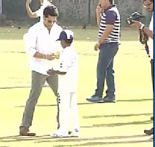 Sachin celebrates his birthday by playing cricket with children | मुलांसोबत क्रिकेट खेळून सचिनने साजरा केला वाढदिवस Sachin celebrates his birthday by playing cricket with children | मुलांसोबत क्रिकेट खेळून सचिनने साजरा केला वाढदिवस