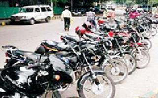 Parking in the Mars office | मंगल कार्यालयांचे पार्किंग रस्त्यावर