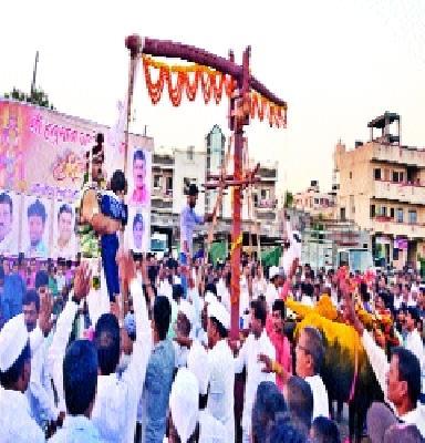 Rugged procession in Walhekarwadi | वाल्हेकरवाडीत रंगली बगाड मिरवणूक