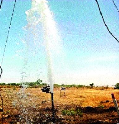 Waste thousands of liters of water | हजारो लिटर पाणी वाया