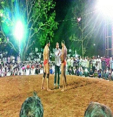 The warlike skyline of the red colored rugs | वेळूत रंगला कुस्त्यांचा जंगी आखाडा