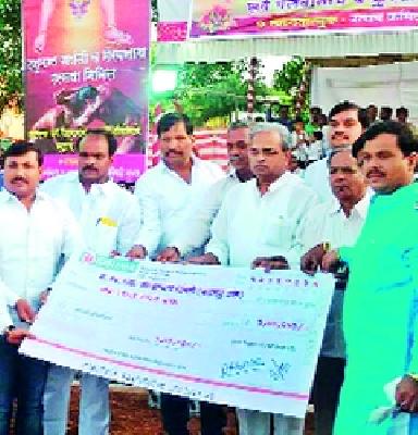 Help for the cause of drought relief | दुष्काळ निधीसाठी सव्वा लाखाची मदत Help for the cause of drought relief | दुष्काळ निधीसाठी सव्वा लाखाची मदत