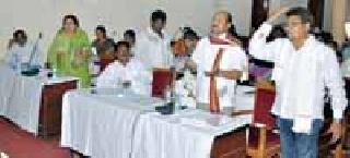 Former President Santana pitted on the issue of pending files | पेंडिंग फाईलीच्या मुद्यावर माजी अध्यक्ष संतापल्या