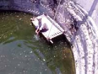 Tantrite movement in school well in Chandurrelhelv; There is no action against the guilty | चांदूररेल्वेत शाळेच्या विहिरीत टांगते आंदोलन; दोषींवर कारवाई नाही Tantrite movement in school well in Chandurrelhelv; There is no action against the guilty | चांदूररेल्वेत शाळेच्या विहिरीत टांगते आंदोलन; दोषींवर कारवाई नाही