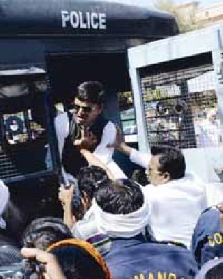 Youth Swabhiman's Meow Movement | युवा स्वाभिमानचे म्याऊ आंदोलन पोलिसांनी लावले उधळून