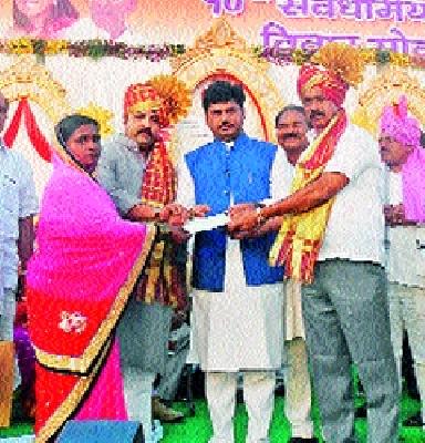 Help for the progress of drought-hit people of Pragati Foundation | प्रगती फाउंडेशनची दुष्काळग्रस्तांना मदत