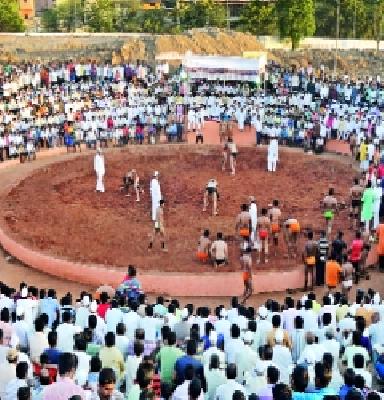 The story of Bhosari Yatra by the colorful akhada | रंगतदार आखाड्याने भोसरी यात्रेची सांगता The story of Bhosari Yatra by the colorful akhada | रंगतदार आखाड्याने भोसरी यात्रेची सांगता