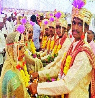 Bhooret 19 couple married | भोयरेत १९ जोडपी विवाहबद्ध Bhooret 19 couple married | भोयरेत १९ जोडपी विवाहबद्ध