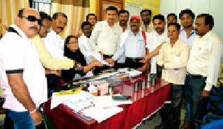 Representation to the Chief Minister of the Marathi press association | मराठी पत्रकार संघाचे मुख्यमंत्र्यांना निवेदन