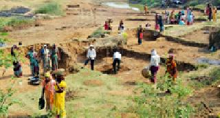 Who controls control? | रोहयो कामावर नियंत्रण कुणाचे?