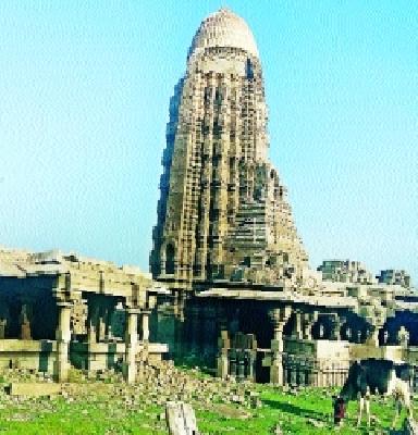 Pushasnath temple in 'Ujani' is open | ‘उजनी’तील पळसनाथ मंदिर उघडे Pushasnath temple in 'Ujani' is open | ‘उजनी’तील पळसनाथ मंदिर उघडे