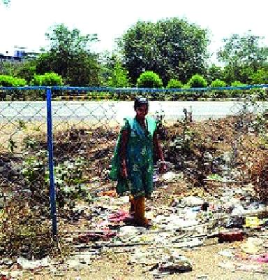 Rapid highway fencing rust | द्रुतगती महामार्गाच्या कुंपणाला गंज