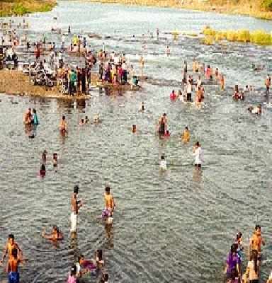 Tourists rush on Khadavali river | खडवली नदीवर पर्यटकांच्या गर्दीला उधाण