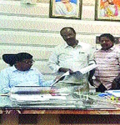 The staff and teachers of Raigad Zilla Parishad are tired of about Rs 25 crores in March. | रायगड जिल्हा परिषद कर्मचारी आणि शिक्षकांचा मार्च महिन्याचा सुमारे २५ कोटी रुपयांचा पगार थकला आहे.