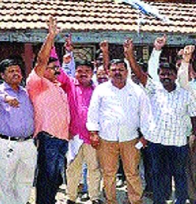 367 Talathi stampede strike in the district | जिल्ह्यातील ३६७ तलाठी बेमुदत संपावर 367 Talathi stampede strike in the district | जिल्ह्यातील ३६७ तलाठी बेमुदत संपावर