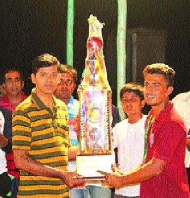 In the rural areas of Vasai, the craze for the night box cricket competition | वसईच्या ग्रामीण भागात नाईट बॉक्स क्रिकेट स्पर्धांची क्रेझ