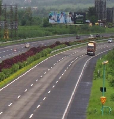 Dangerous on the highways are getting stops | महामार्गावरील थांबे ठरताहेत धोकादायक