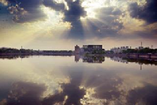 In the clouds of clouds: | ढग पाण्यात :