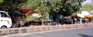 The sidewalks swallowed by professionals | व्यावसायिकांनी गिळले फुटपाथ