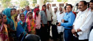 Women laborers Stuck in the office | महिला मजुरांची पं.स. कार्यालयात धडक