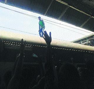 Manoroga Chavan Maharashtra Express! | मनोरुग्ण चढला महाराष्ट्र एक्स्प्रेसवर! Manoroga Chavan Maharashtra Express! | मनोरुग्ण चढला महाराष्ट्र एक्स्प्रेसवर!