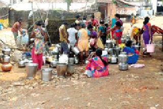 The wells, the handpumps closed | विहिरी आटल्या, हातपंप बंद