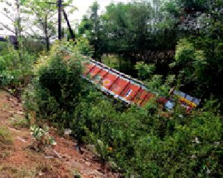 Traffic Barrier: | वाहतुकीला अडथडा : Traffic Barrier: | वाहतुकीला अडथडा :