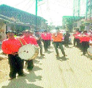 Due to ban on the ban on traditional souvenirs | डीजे बंदीमुळे पारंपरिक वाद्यांना सुगीचे दिवस Due to ban on the ban on traditional souvenirs | डीजे बंदीमुळे पारंपरिक वाद्यांना सुगीचे दिवस