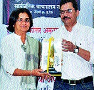 Aparna Velankar received the Balashastri Jambhekar Award | अपर्णा वेलणकर यांना बाळशास्त्री जांभेकर पुरस्कार Aparna Velankar received the Balashastri Jambhekar Award | अपर्णा वेलणकर यांना बाळशास्त्री जांभेकर पुरस्कार