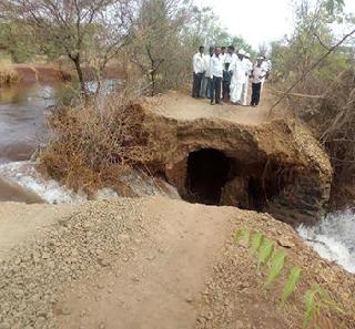 Kukadi canal again split up | कुकडी कालवा पुन्हा फुटला Kukadi canal again split up | कुकडी कालवा पुन्हा फुटला