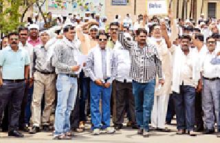 Strikers 'Prohibition Racers' Campaign | शिक्षणाधिकाऱ्यांना मारहाणप्रकरणी निषेध मोर्चा Strikers 'Prohibition Racers' Campaign | शिक्षणाधिकाऱ्यांना मारहाणप्रकरणी निषेध मोर्चा