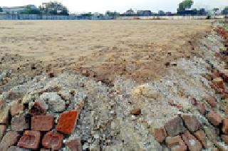 'Bhaswa' on the sports complexion | क्रीडा संकुलाच्या क्रीडांगणावर 'भसवा'