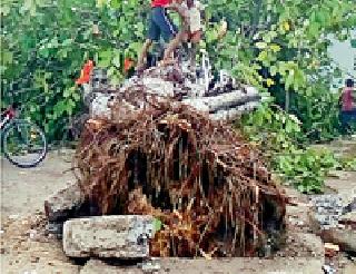 Hurricane strike | चक्रीवादळाचा तडाखा Hurricane strike | चक्रीवादळाचा तडाखा