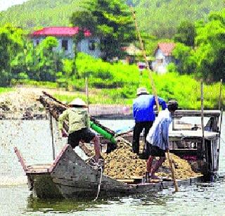 The process of action on the sand mafia | वाळूमाफियांवर कारवाईचा बडगा