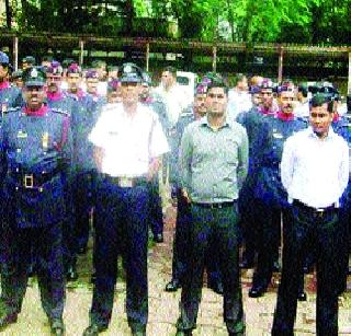 Fire fight deprives young people | अग्निशमन जवान गणवेशापासून वंचित