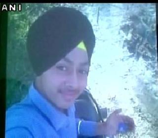 A boy was injured in a gunfight with a gun | डोक्याला बंदूक लावून सेल्फी काढण्याच्या नादात मुलगा जखमी