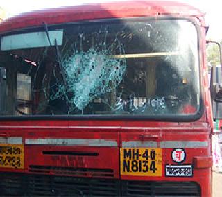ST buses collide in Yavatmal for demand of separate Vidarbha | स्वतंत्र विदर्भाच्या मागणीसाठी यवतमाळमध्ये एसटी बसेसची तोडफोड ST buses collide in Yavatmal for demand of separate Vidarbha | स्वतंत्र विदर्भाच्या मागणीसाठी यवतमाळमध्ये एसटी बसेसची तोडफोड