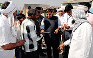 Fire at three houses in the dhakak | धामक येथे आगीत तीन घरे खाक