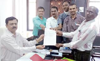 Suspension of employees of the revenue workers postponed | महसूल कर्मचाऱ्यांचे उपोषण स्थगित