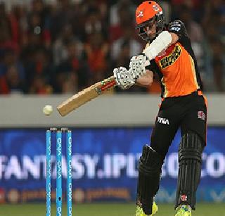 Hyderabad beat Bengaluru by 15 runs | हैदराबादचा बंगऴुरुवर १५ धावांनी विजय