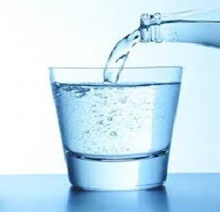 Walking water for two and a half kilometers | पाण्यासाठी अडीच किलोमीटरवर पायपीट Walking water for two and a half kilometers | पाण्यासाठी अडीच किलोमीटरवर पायपीट