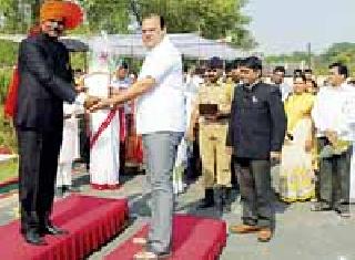 Felicitated the head of the guard at the hands of Guardian Minister | पालकमंत्र्यांच्या हस्ते नगराध्यक्षांचा सत्कार Felicitated the head of the guard at the hands of Guardian Minister | पालकमंत्र्यांच्या हस्ते नगराध्यक्षांचा सत्कार