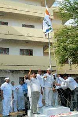 Independent Vidarbha State's symbolic flag hoisting | स्वतंत्र विदर्भ राज्याचे प्रतिकात्मक ध्वजारोहण