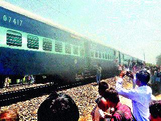 Axle lot | धावत्या एक्स्प्रेसमधून धुराचे लोट