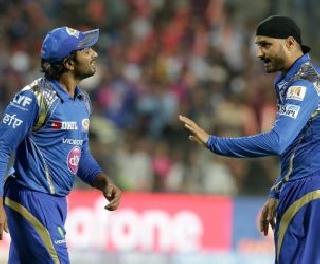 Harbhajan and Rayudu got into the field | हरभजन आणि रायुडू मैदानात भिडले